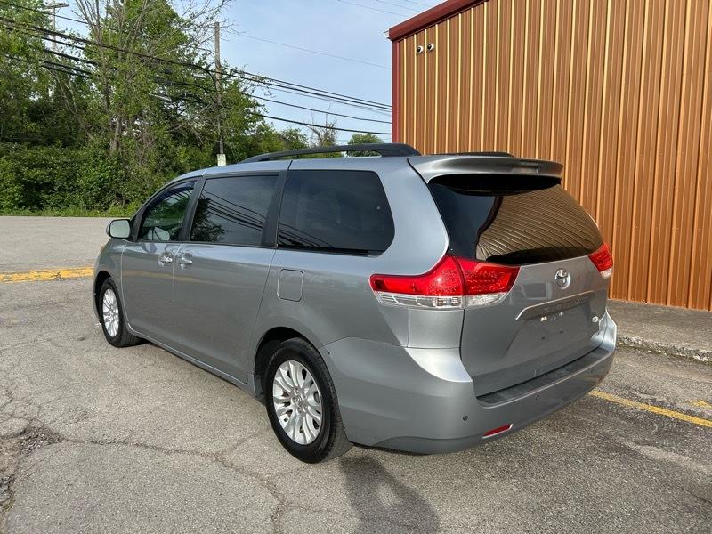 Toyota Sienna XLE FWD 8-Passenger V6 2013