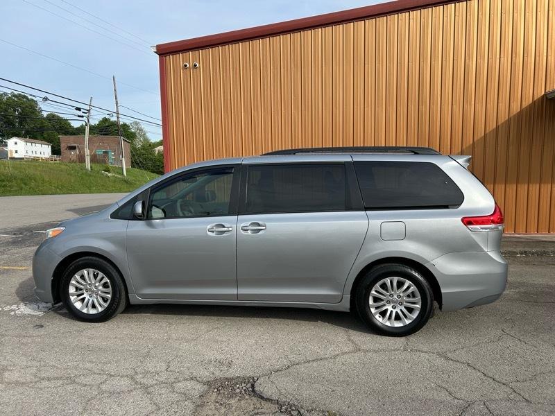Toyota Sienna XLE FWD 8-Passenger V6 2013