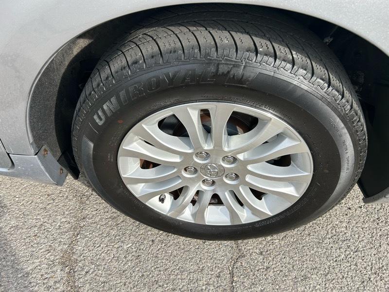 Toyota Sienna XLE FWD 8-Passenger V6 2013