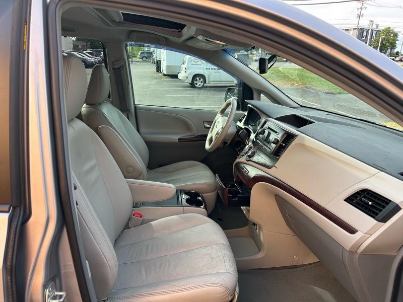 Toyota Sienna XLE FWD 8-Passenger V6 2013