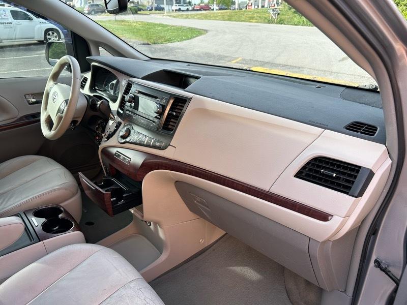 Toyota Sienna XLE FWD 8-Passenger V6 2013