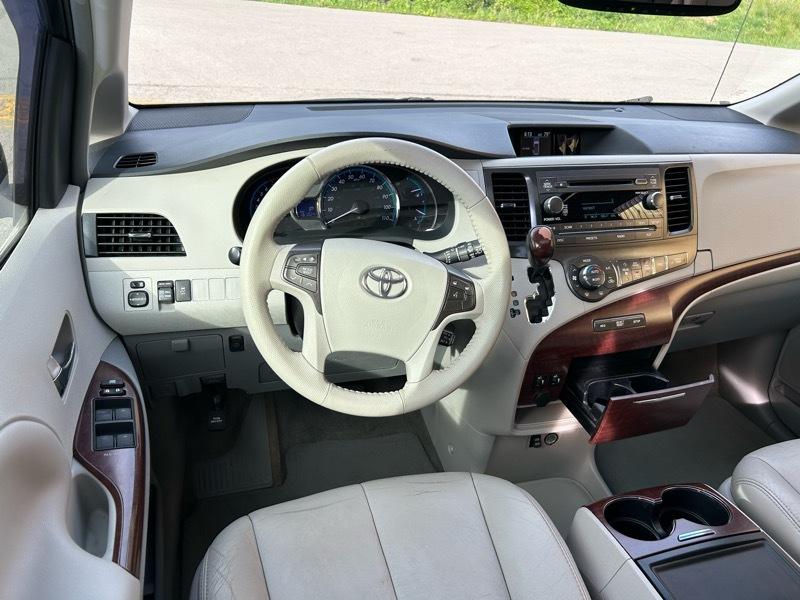 Toyota Sienna XLE FWD 8-Passenger V6 2013