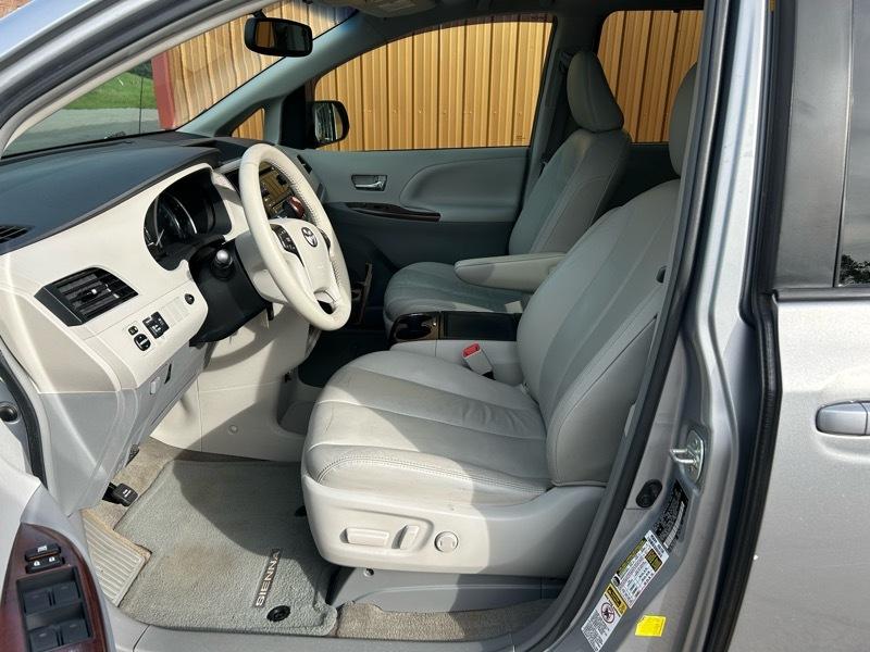 Toyota Sienna XLE FWD 8-Passenger V6 2013