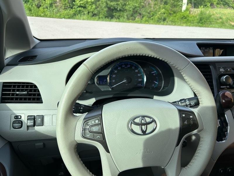 Toyota Sienna XLE FWD 8-Passenger V6 2013