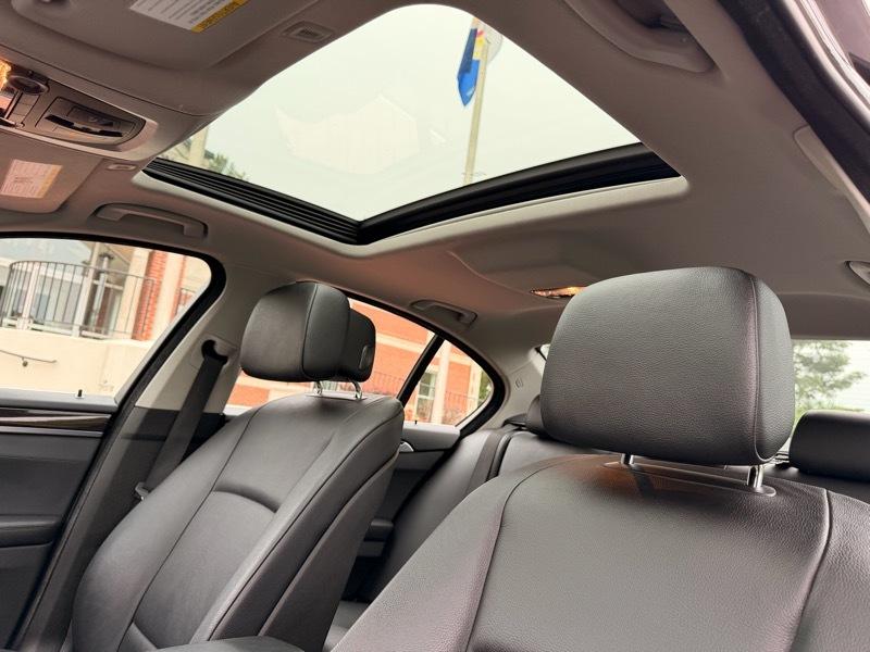 BMW 5-Series 528i xDrive 2012