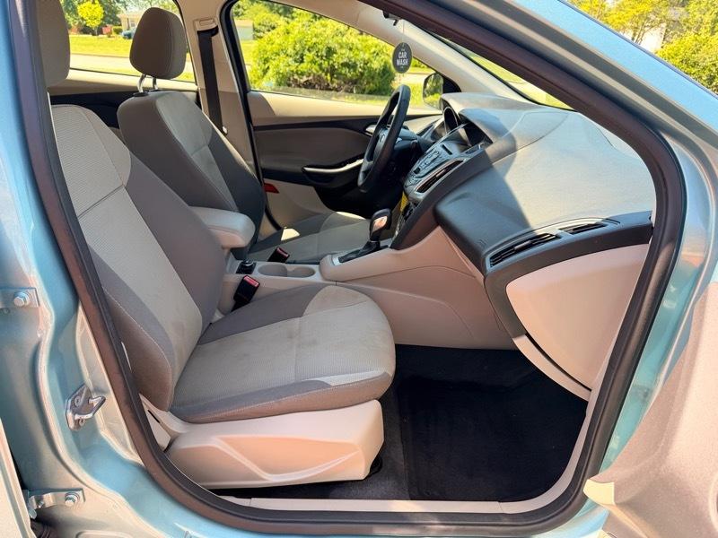 Ford Focus SE Sedan 2012