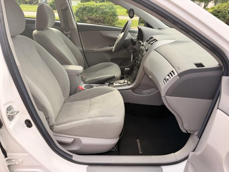 Toyota Corolla LE 4-Speed AT 2010