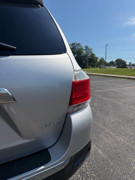 Toyota Highlander Base 4WD 2012