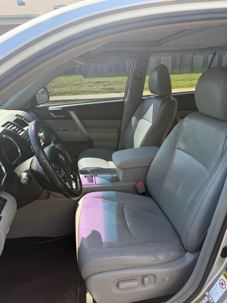 Toyota Highlander Base 4WD 2012