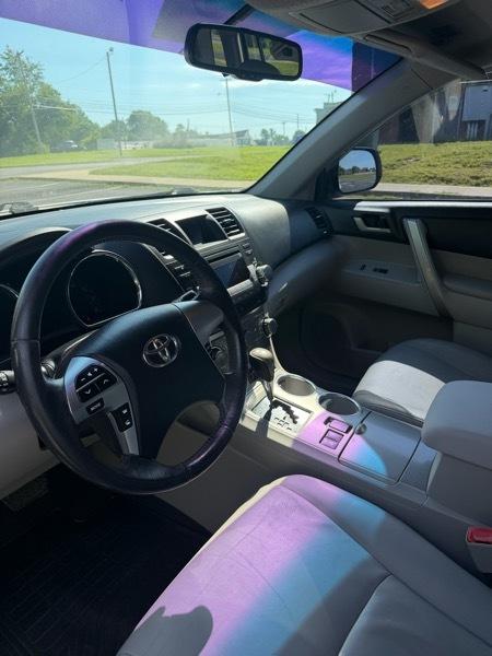 Toyota Highlander Base 4WD 2012
