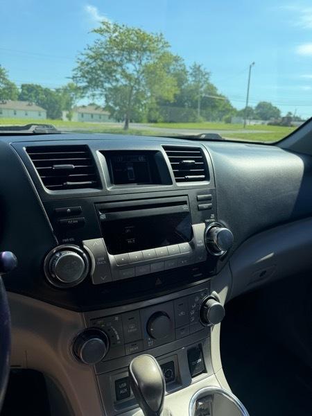 Toyota Highlander Base 4WD 2012
