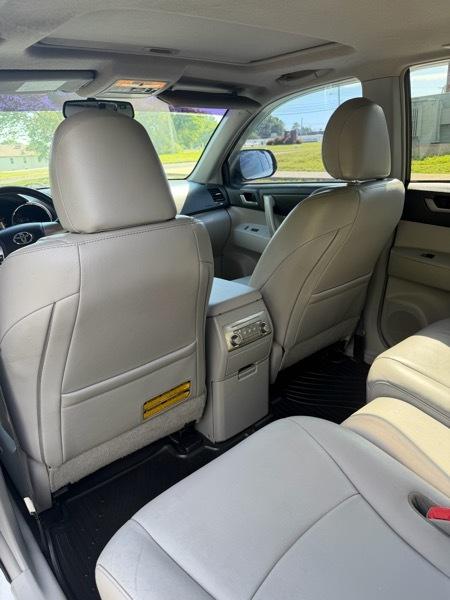 Toyota Highlander Base 4WD 2012
