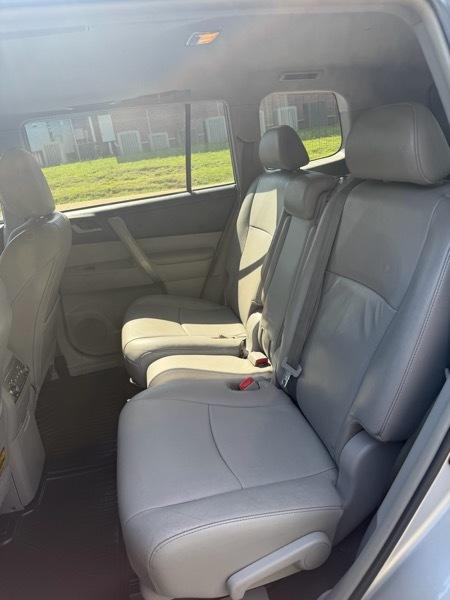 Toyota Highlander Base 4WD 2012