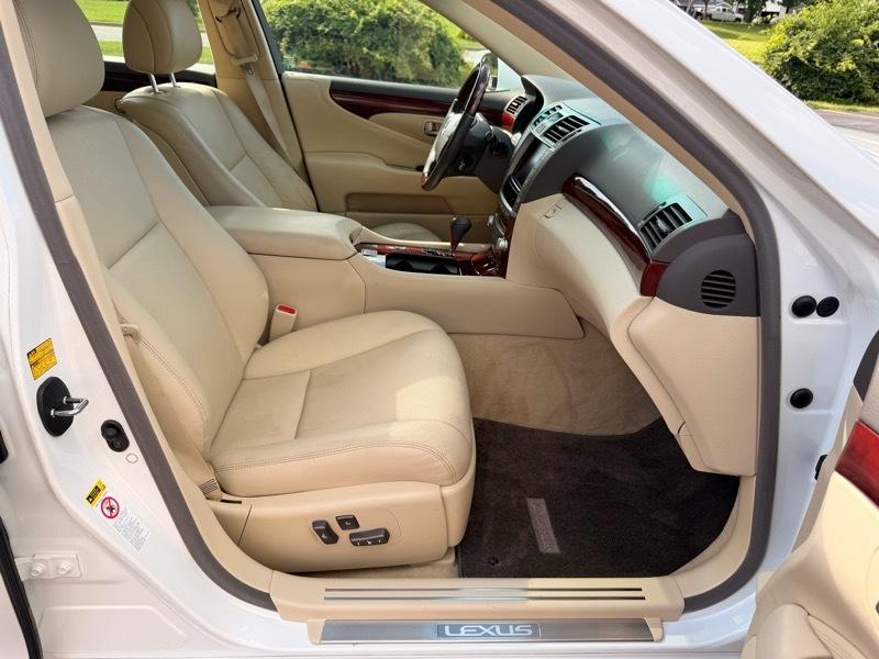 Lexus LS 460 Luxury Sedan 2010