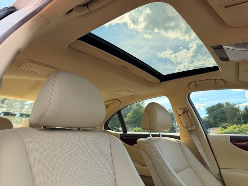 Lexus LS 460 Luxury Sedan 2010