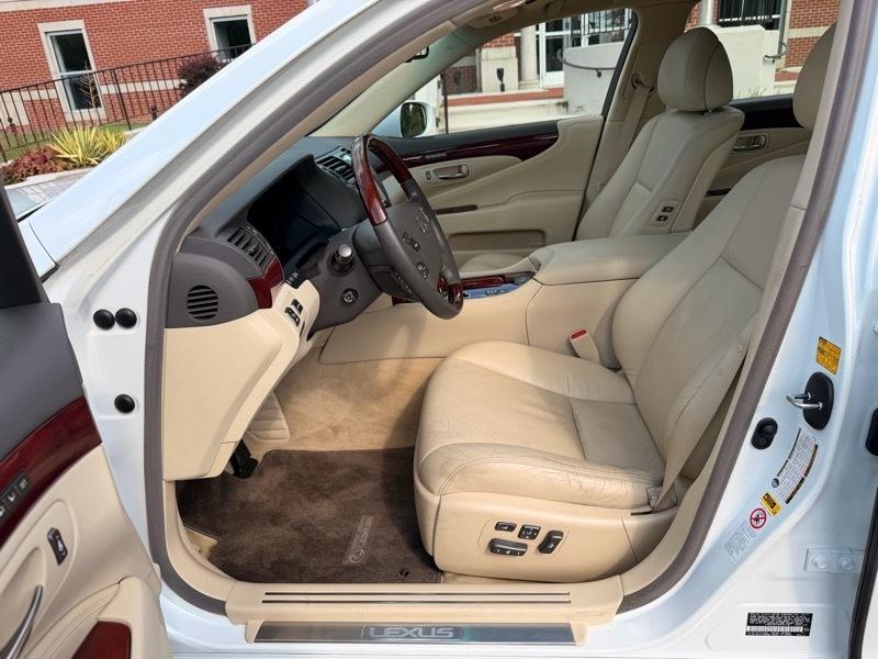 Lexus LS 460 Luxury Sedan 2010