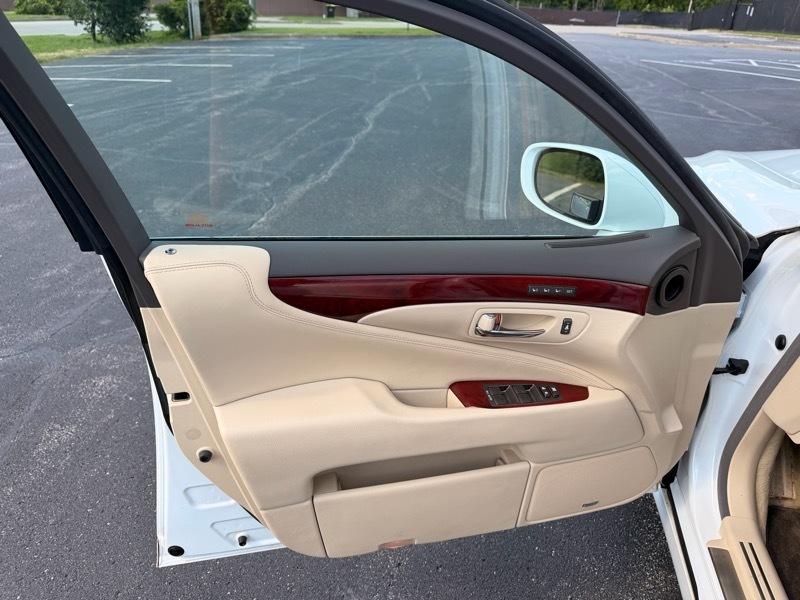 Lexus LS 460 Luxury Sedan 2010