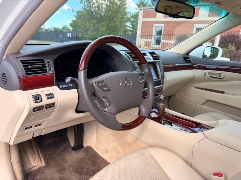 Lexus LS 460 Luxury Sedan 2010