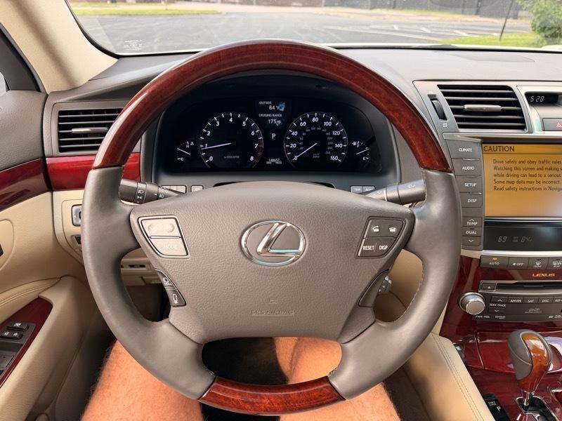 Lexus LS 460 Luxury Sedan 2010