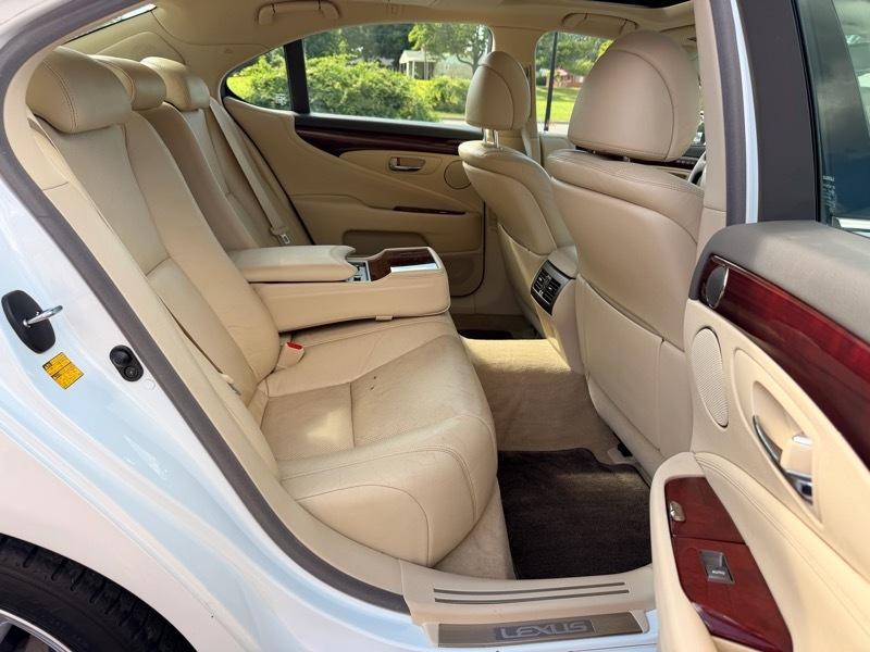 Lexus LS 460 Luxury Sedan 2010