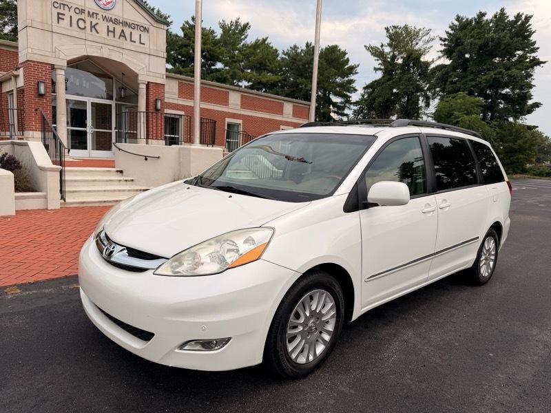 Toyota Sienna XLE FWD 2010