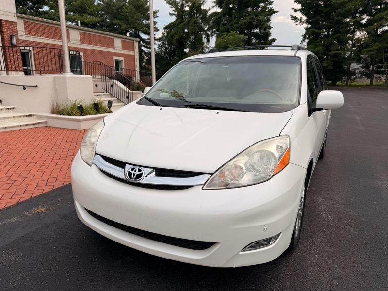 Toyota Sienna XLE FWD 2010
