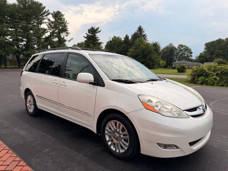 Toyota Sienna XLE FWD 2010