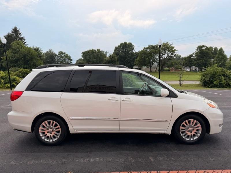 Toyota Sienna XLE FWD 2010