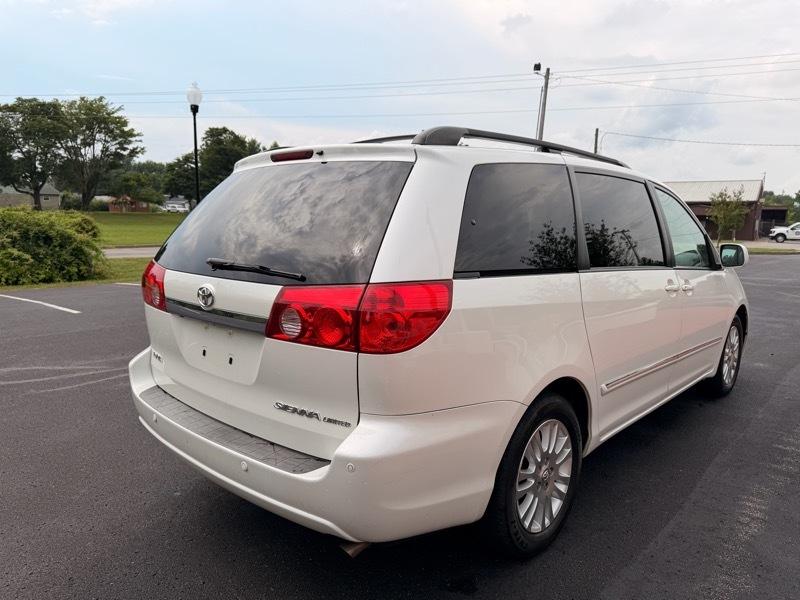 Toyota Sienna XLE FWD 2010