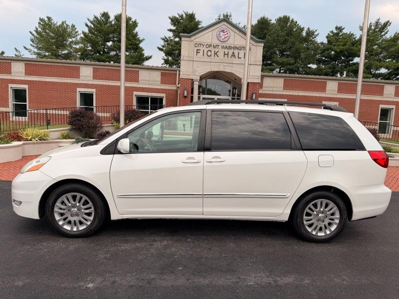 Toyota Sienna XLE FWD 2010
