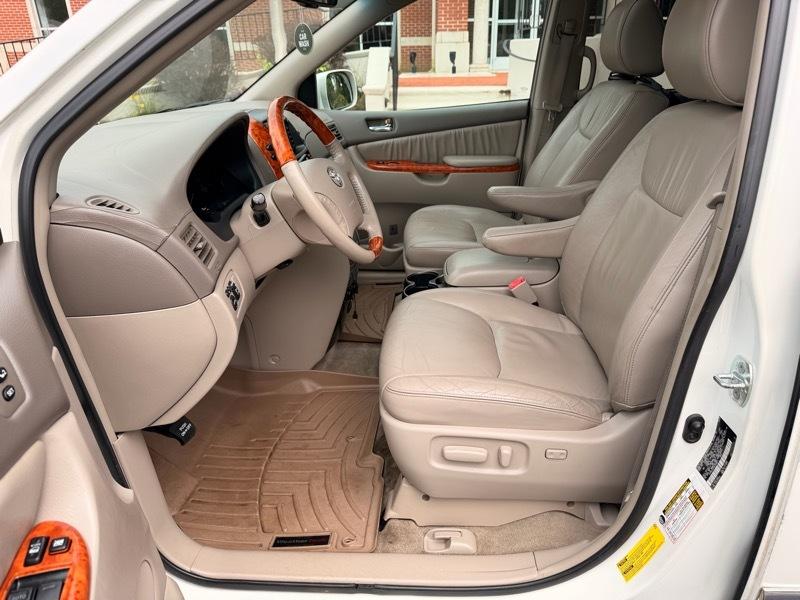 Toyota Sienna XLE FWD 2010