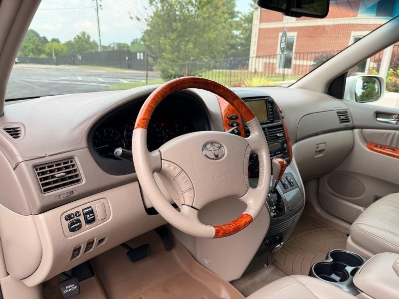 Toyota Sienna XLE FWD 2010