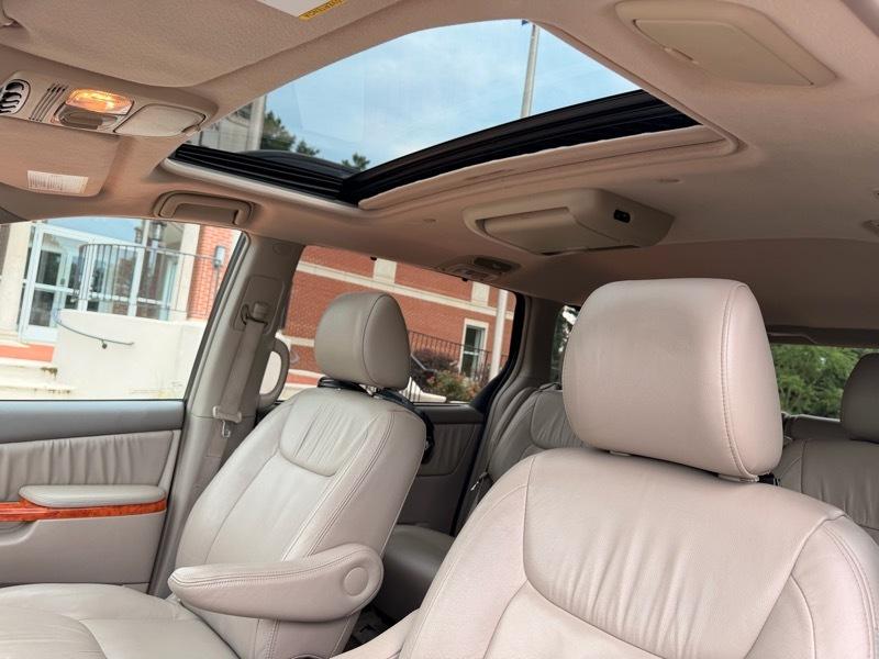 Toyota Sienna XLE FWD 2010