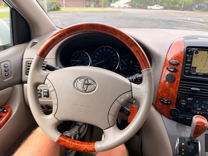 Toyota Sienna XLE FWD 2010