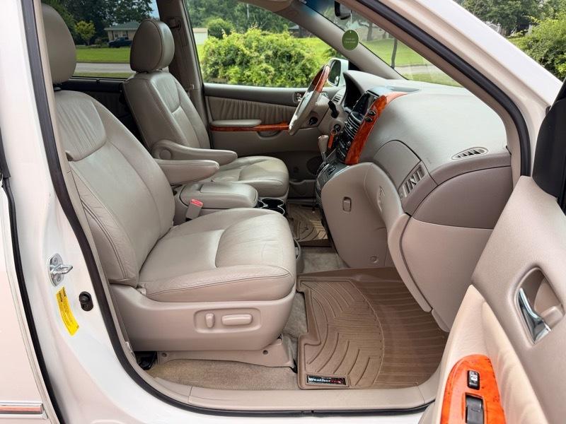 Toyota Sienna XLE FWD 2010