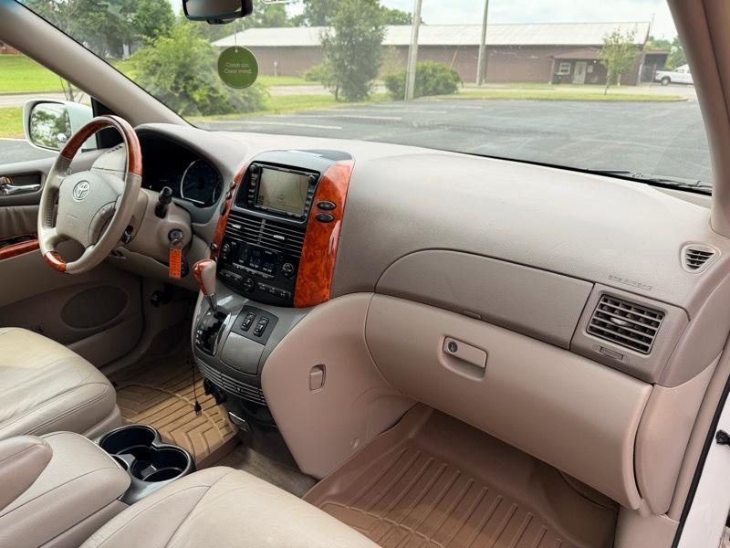 Toyota Sienna XLE FWD 2010