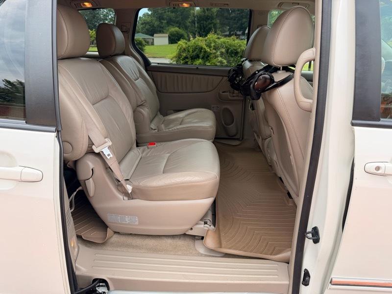 Toyota Sienna XLE FWD 2010