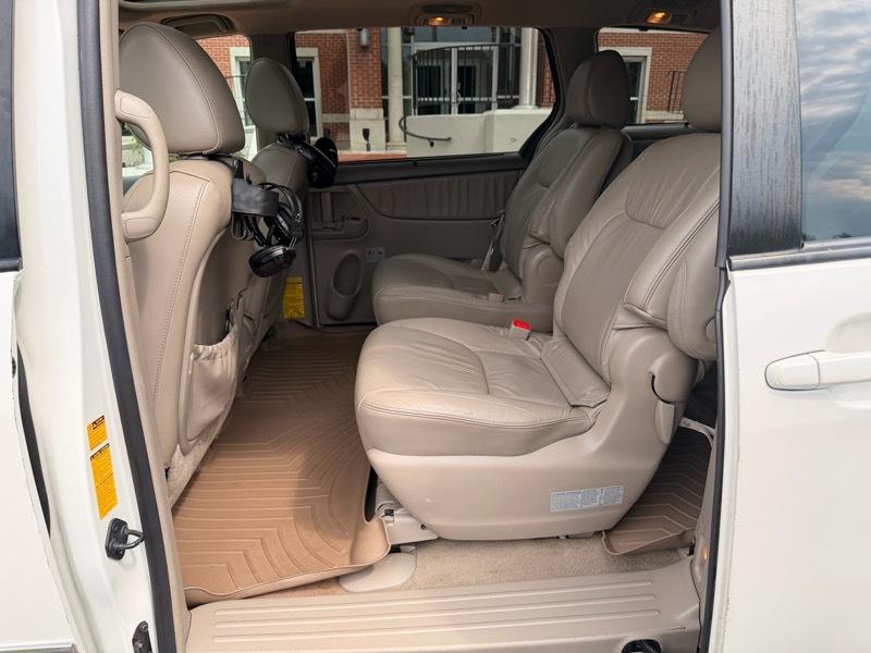 Toyota Sienna XLE FWD 2010