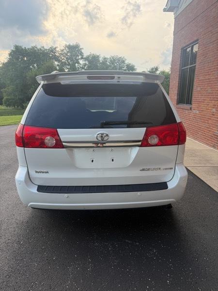 Toyota Sienna XLE FWD 2009