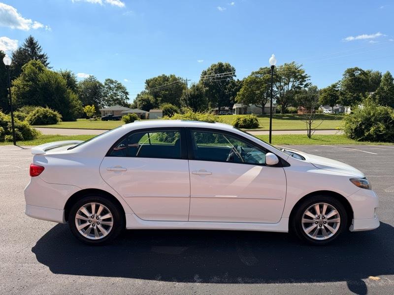 Toyota Corolla Base 5-Speed MT 2010