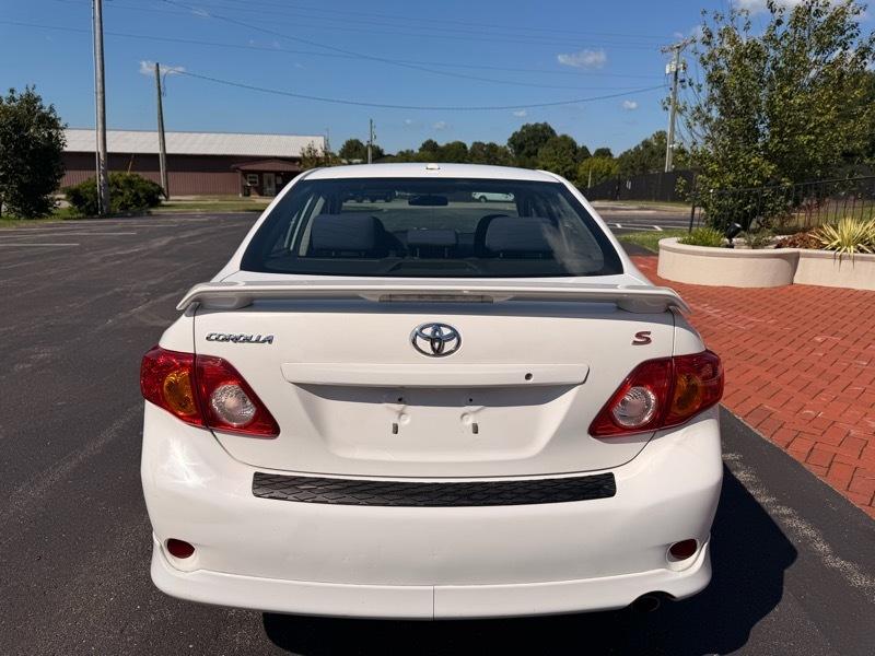 Toyota Corolla Base 5-Speed MT 2010