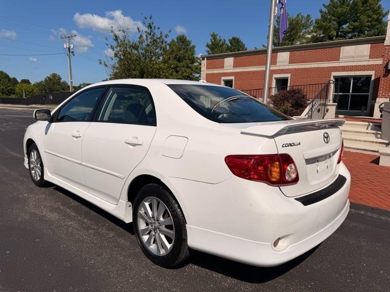 Toyota Corolla Base 5-Speed MT 2010