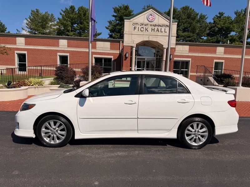 Toyota Corolla Base 5-Speed MT 2010