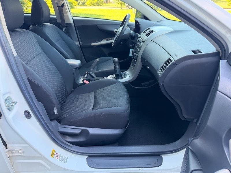 Toyota Corolla Base 5-Speed MT 2010
