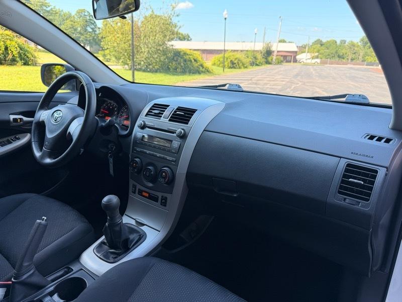 Toyota Corolla Base 5-Speed MT 2010