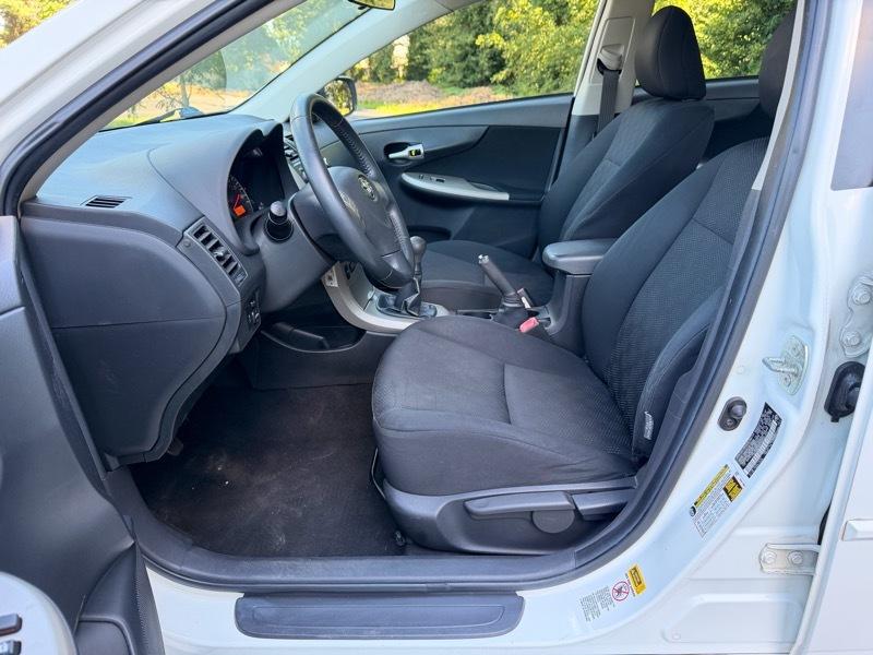 Toyota Corolla Base 5-Speed MT 2010