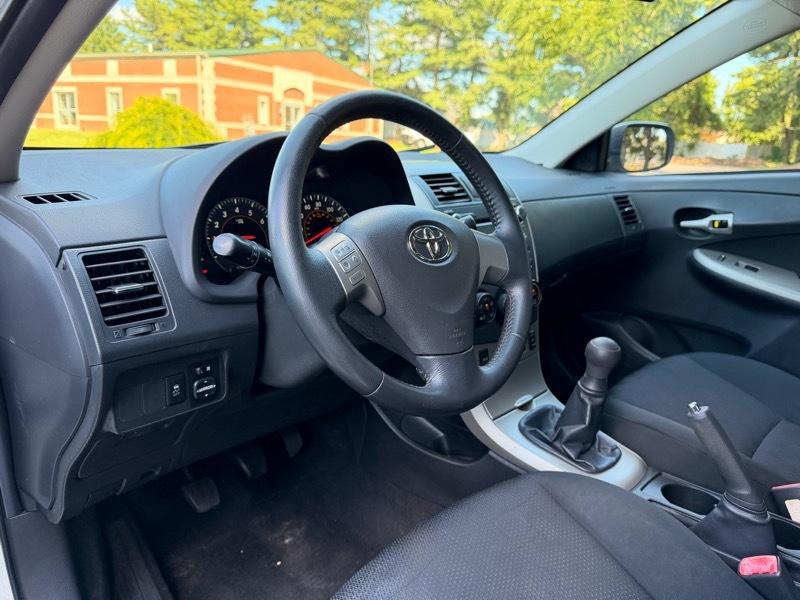 Toyota Corolla Base 5-Speed MT 2010