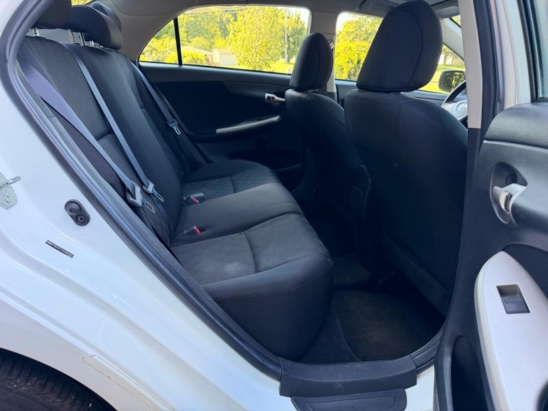 Toyota Corolla Base 5-Speed MT 2010