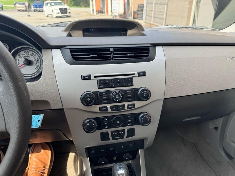Ford Focus SE Sedan 2010