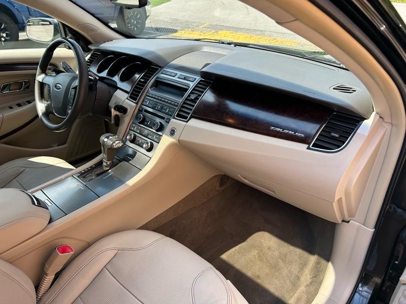 Ford Taurus Limited FWD 2010